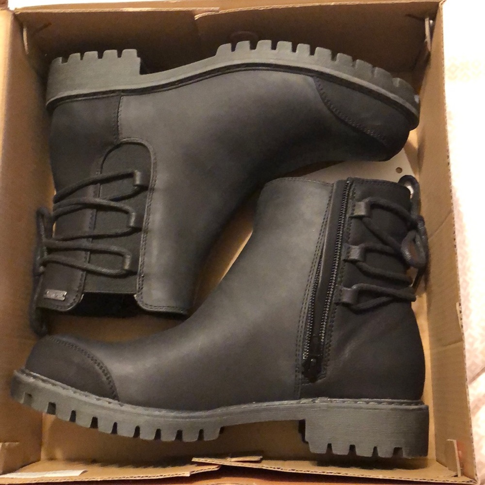 Brand new size 7.5 Roxy bootie